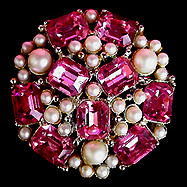 a beautiful vintage costume jewelry Brooch unsigned