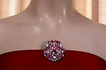 a beautiful vintage costume jewelry Brooch unsigned