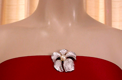 a beautiful vintage costume jewelry brooch unsigned