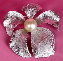 a beautiful vintage costume jewelry brooch unsigned