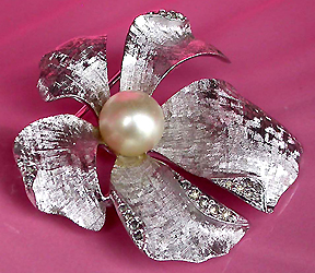 a beautiful vintage costume jewelry brooch unsigned