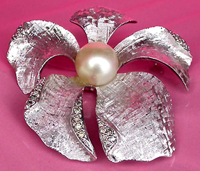 a beautiful vintage costume jewelry brooch unsigned