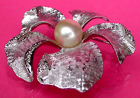 a beautiful vintage costume jewelry brooch unsigned
