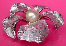 a beautiful vintage costume jewelry Brooch unsigned
