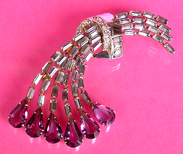 a beautiful vintage costume jewelry brooch unsigned