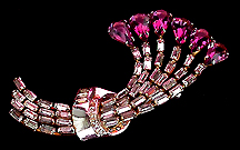 a beautiful vintage costume jewelry Brooch unsigned