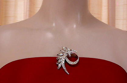 a beautiful vintage costume jewelry brooch unsigned