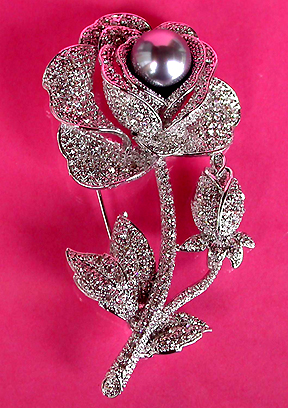 a beautiful vintage costume jewelry brooch unsigned