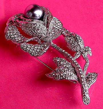 a beautiful vintage costume jewelry brooch unsigned