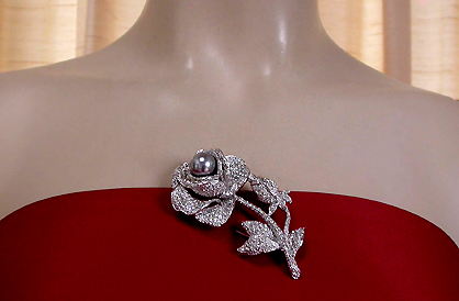 a beautiful vintage costume jewelry brooch unsigned