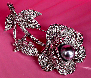 a beautiful vintage costume jewelry brooch unsigned