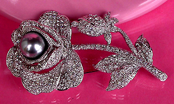 a beautiful vintage costume jewelry brooch unsigned