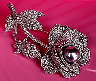 a beautiful vintage costume jewelry Brooch unsigned