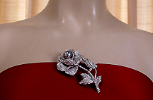 a beautiful vintage costume jewelry Brooch unsigned