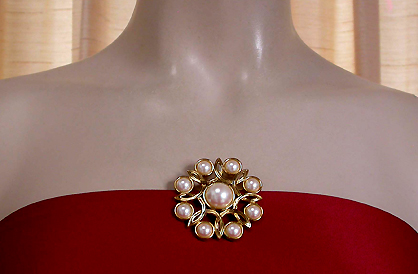 a beautiful vintage costume jewelry brooch unsigned