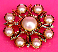 a beautiful vintage costume jewelry Brooch unsigned