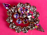 a beautiful vintage costume jewelry Brooch unsigned