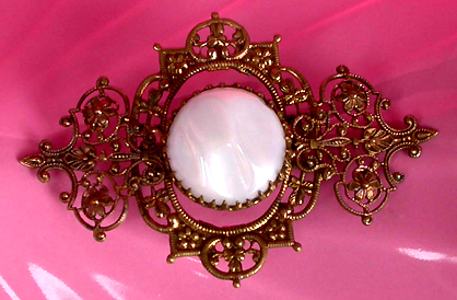 a beautiful vintage costume jewelry brooch unsigned