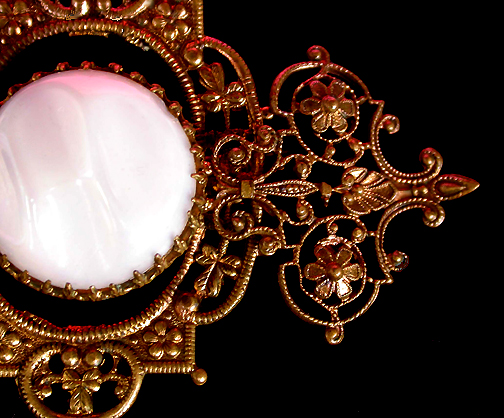 a beautiful vintage costume jewelry brooch unsigned