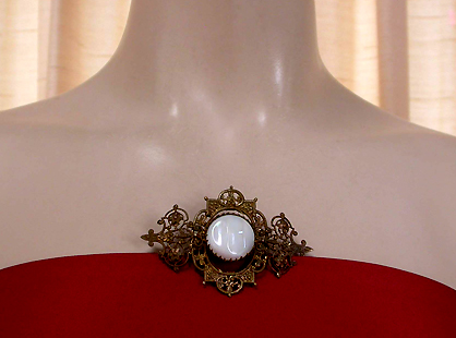 a beautiful vintage costume jewelry brooch unsigned