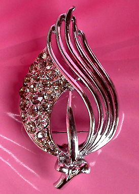 a beautiful vintage costume jewelry brooch unsigned