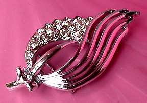 a beautiful vintage costume jewelry brooch unsigned
