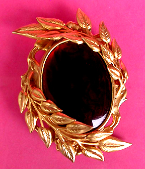 a beautiful vintage costume jewelry brooch unsigned
