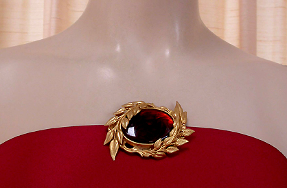 a beautiful vintage costume jewelry brooch unsigned