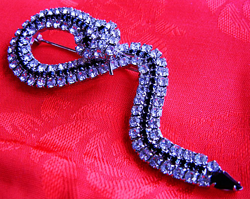 a beautiful vintage costume jewelry brooch unsigned