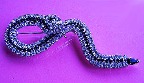 a beautiful vintage costume jewelry brooch unsigned