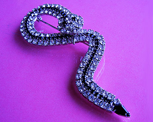 a beautiful vintage costume jewelry brooch unsigned