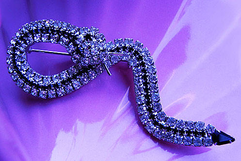 a beautiful vintage costume jewelry brooch unsigned