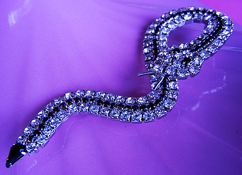 a beautiful vintage costume jewelry brooch unsigned