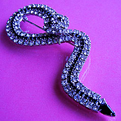 a beautiful vintage costume jewelry Brooch unsigned