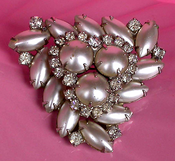 a beautiful vintage costume jewelry brooch unsigned