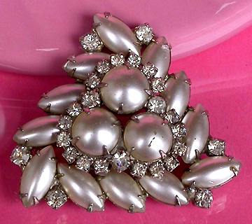 a beautiful vintage costume jewelry brooch unsigned
