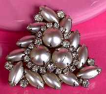 a beautiful vintage costume jewelry Brooch unsigned