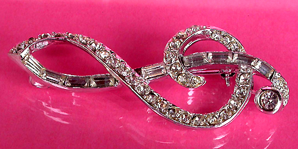 a beautiful vintage costume jewelry brooch unsigned