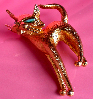 a beautiful vintage costume jewelry brooch unsigned