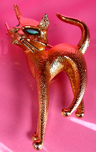a beautiful vintage costume jewelry brooch unsigned