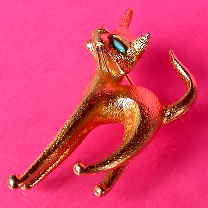 a beautiful vintage costume jewelry brooch unsigned