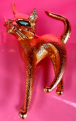 a beautiful vintage costume jewelry Brooch unsigned