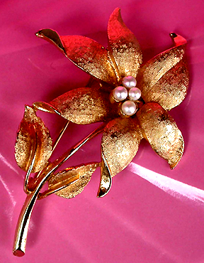 a beautiful vintage costume jewelry brooch unsigned