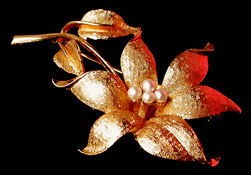 a beautiful vintage costume jewelry brooch unsigned