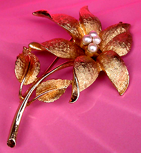 a beautiful vintage costume jewelry brooch unsigned