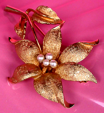 a beautiful vintage costume jewelry brooch unsigned