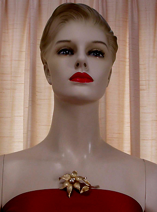 a beautiful vintage costume jewelry brooch unsigned