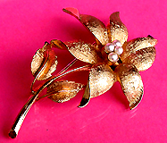 a beautiful vintage costume jewelry Brooch unsigned