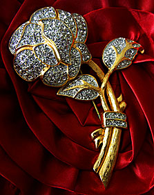 a beautiful vintage costume jewelry Brooch unsigned