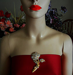 a beautiful vintage costume jewelry Brooch unsigned